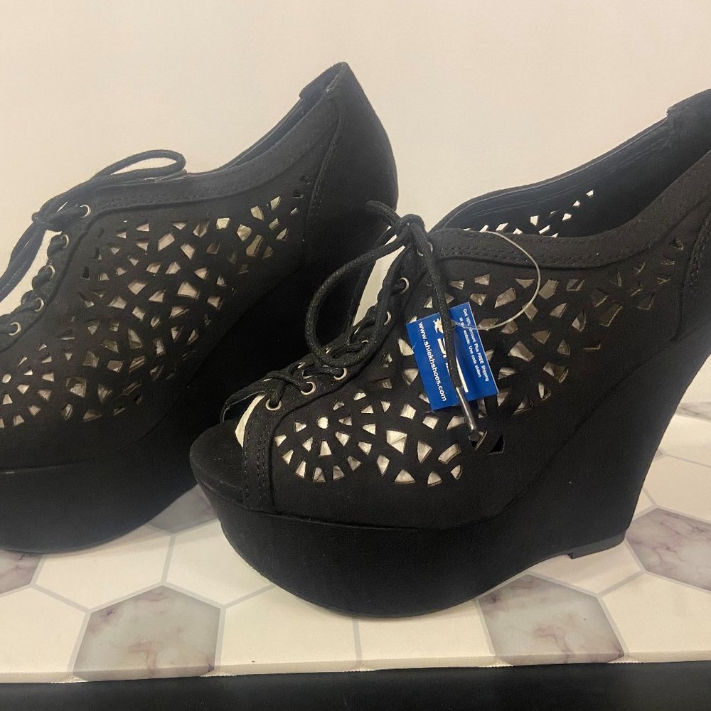 black wedge